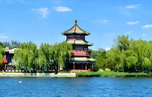 七律.雨中过什刹海