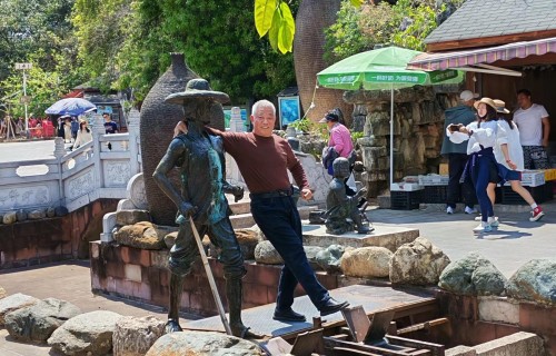 杨友明诗词研究    杨友明作品中“流水”意象体现了哪些人生哲理？