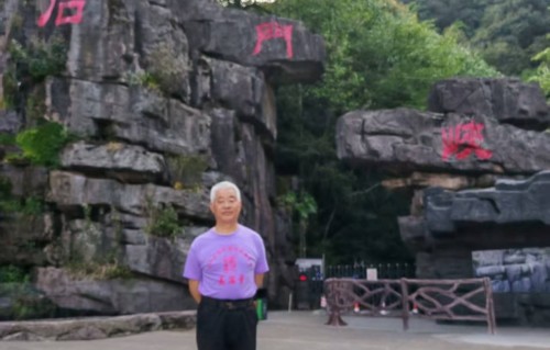 杨友明诗词研究    杨友明《五绝·风雨中》的完整解析