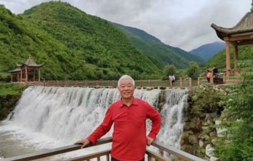 杨友明诗词研究      杨友明在诗词创作上有怎样的个人特色？