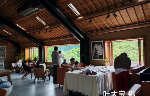 民居凭窗有感