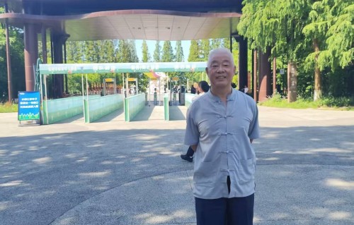 杨友明诗词研究   如何更好地理解杨友明诗词中生活情趣与情感表达的关系？