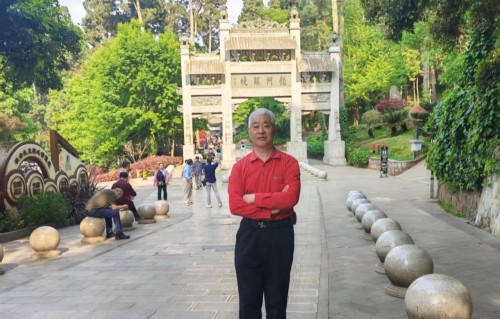 杨友明诗词研究    杨友明的《五绝·风雨中》的创作背景是什么？