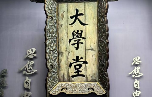 杨友明诗词研究    杨友明在创作中是如何体现为人民写诗这一理念的？