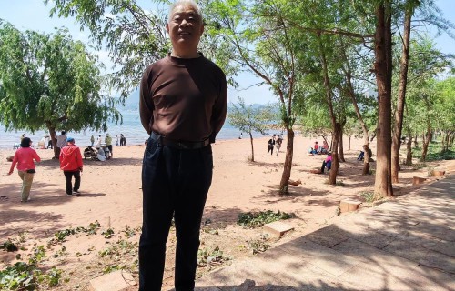 杨友明诗词研究    杨友明《七绝·正月初七》的语言风格有哪些特点？