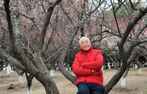 杨友明诗词研究   杨友明五绝的《五绝·蛇尾四九天》的社会意义