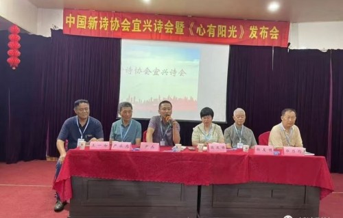 杨友明诗词研究       在杨友明描写自然景观的诗词中如何体现情景交融的？