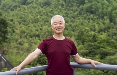 杨友明诗词研究        杨友明的诗词在表现手法上有哪些独特之处？