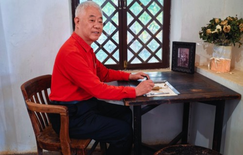 杨友明诗词研究    杨友明的《五绝·风雨中》表达了怎样的情感?  《五绝·风雨中》这首诗主要抒发三层情感:  1.对恶劣环境下底层劳动者的同情与悲悯  风雨暴虐无情，外卖骑手、环卫工人在积水狂风里辛苦劳作，诗人真切看见他们谋生的艰难，饱含对平凡人辛苦境遇的体恤。  2.对普通劳动者的敬重与赞美  骑手涉水送餐，环卫工人迎风坚守。诗人不刻意拔高，用白描如实刻画，赞美他们不畏风雨、恪尽职守、为生活奋力拼搏的坚韧品格，致敬城市一线平凡打工人。  3.人间温情的感慨  天是“无情”的风雨，人却有负重坚